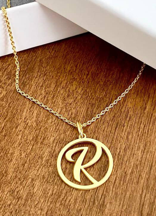 Elegante Buchstabenketten – personalisierbare Ketten aus 925 Sterling Silber oder Gold mit Initialen oder Namensanhänger. Stilvoll & individuell.