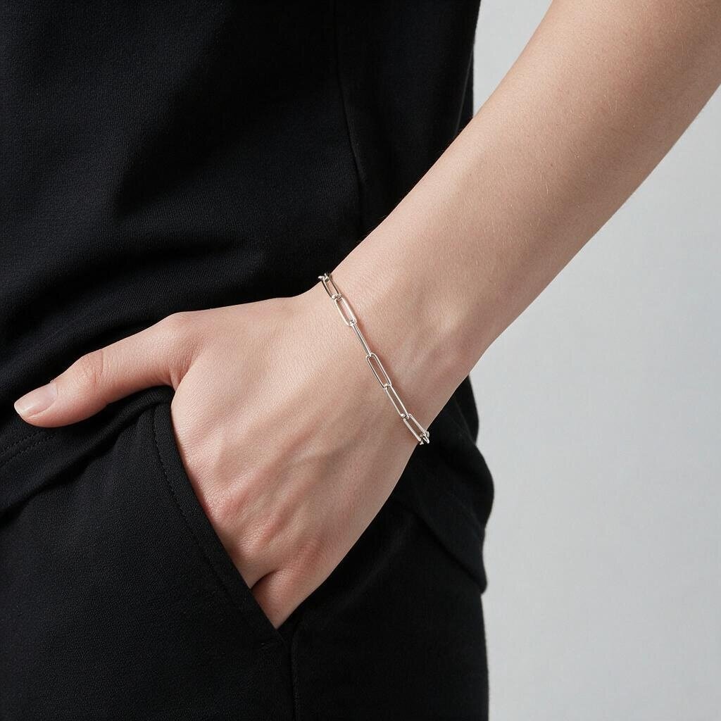 925er Sterling Silber Weitankerkette und Büroklammerkette als Armband am Handgelenk eines Models