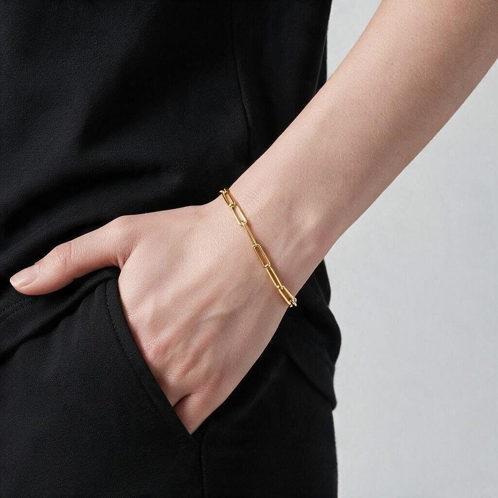 Vergoldetes Weitanker-Armband aus 925er Sterling Silber im Büroklammer-Design am Handgelenk eines Models